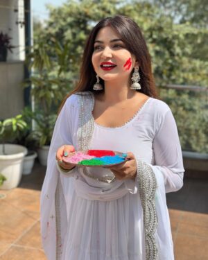 Rose Rawat Instagram - Wish you all a happy and colourful holi 🩷❤️🩵💚🧡💛💜🤎🩶🤍
.
.
#holi #holi2025 #holivibes #holicelebration #happyholi #holistic