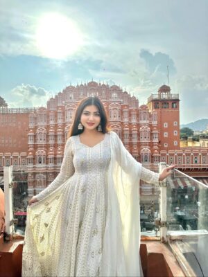 Rose Rawat Instagram - Hans waala सफ़ेद 🦢🪞✨🤍🕊️
Outfit- @idaho_o