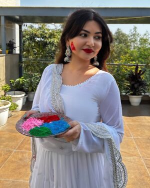 Rose Rawat Instagram - Wish you all a happy and colourful holi 🩷❤️🩵💚🧡💛💜🤎🩶🤍
.
.
#holi #holi2025 #holivibes #holicelebration #happyholi #holistic