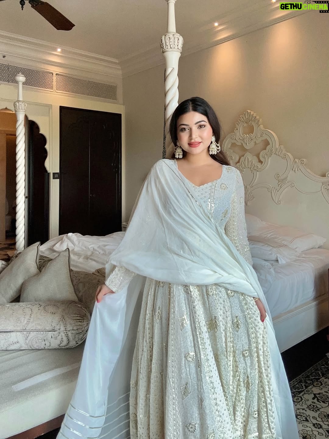 Rose Rawat - 10.1K Likes - Hans waala सफ़ेद 🦢🪞✨🤍🕊️

Outfit- @idaho_o
