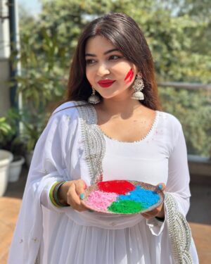 Rose Rawat Instagram - Wish you all a happy and colourful holi 🩷❤️🩵💚🧡💛💜🤎🩶🤍
.
.
#holi #holi2025 #holivibes #holicelebration #happyholi #holistic