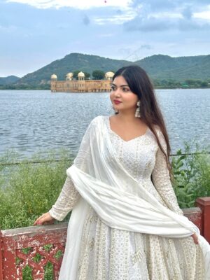 Rose Rawat Instagram - Hans waala सफ़ेद 🦢🪞✨🤍🕊️
Outfit- @idaho_o