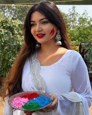 Rose Rawat Instagram - Wish you all a happy and colourful holi 🩷❤️🩵💚🧡💛💜🤎🩶🤍
.
.
#holi #holi2025 #holivibes #holicelebration #happyholi #holistic