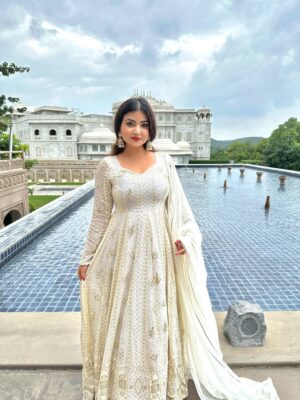 Rose Rawat Instagram - Hans waala सफ़ेद 🦢🪞✨🤍🕊️
Outfit- @idaho_o