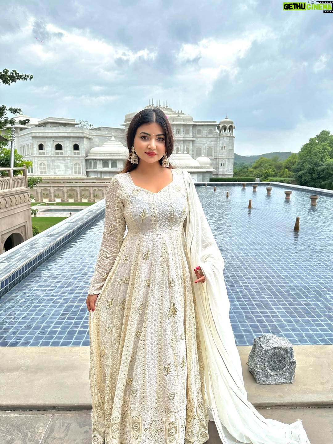 Rose Rawat - 10.1K Likes - Hans waala सफ़ेद 🦢🪞✨🤍🕊️

Outfit- @idaho_o