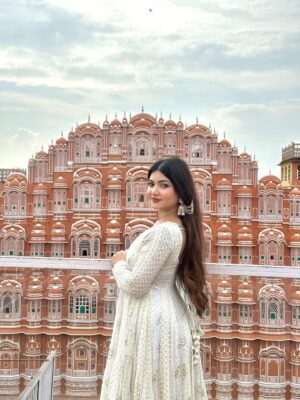 Rose Rawat Instagram - Hans waala सफ़ेद 🦢🪞✨🤍🕊️
Outfit- @idaho_o