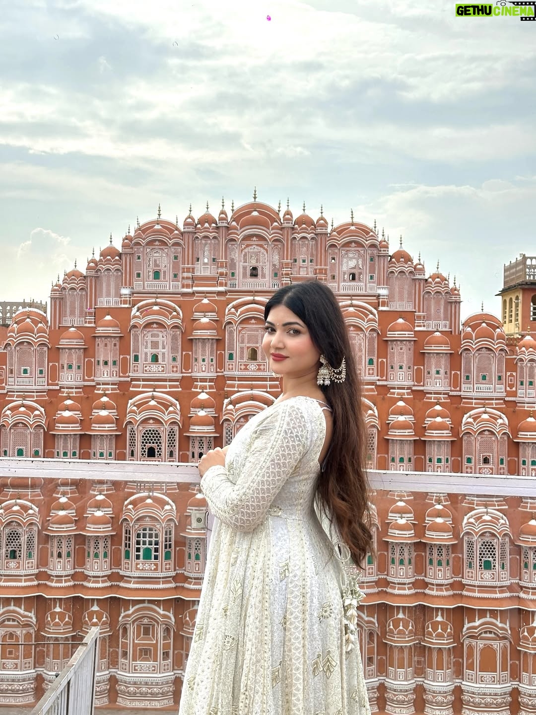 Rose Rawat - 10.1K Likes - Hans waala सफ़ेद 🦢🪞✨🤍🕊️

Outfit- @idaho_o
