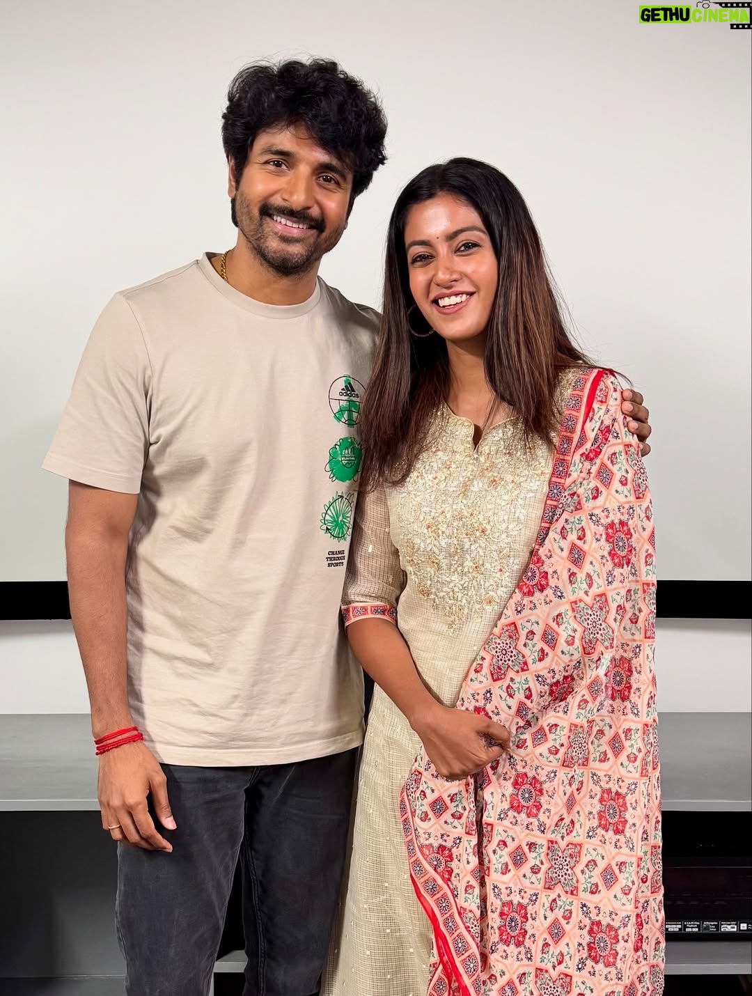Roshini Haripriyan - 186K Likes - Feeling elated that someone I’ve looked up to for years acknowledged our efforts. Thank you @sivakarthikeyan sir for the kind gesture. Overwhelmed with gratitude for the encouragement and love. ❤️✨
A big thanks to our director @keyanmk sir 🤍
#madrasmatinee #sivakarthikeyan #dreamcomestrue❤ #love #grateful #roshniharipriyan
