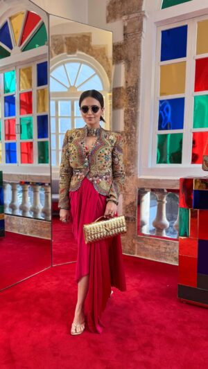 Roshni Chopra Instagram - Drape sari with the jacket or without 🤔♥️ ? The dress code said ‘bejewelled ‘- so obviously I went all out! Let the Diwali parties begin 🪔✨ &Hapoy karvachauth to everyone who’s fasting 🌝✨
Thank you or having me @christianlouboutin @manekathadani @vidushiuberoi