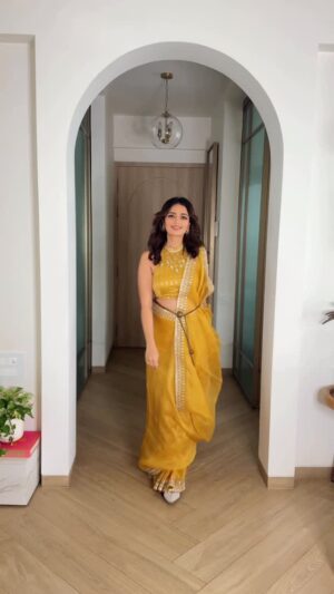Roshni Chopra Instagram - The Sari always wins 💛💐 try this modern drape on any classic sari to get a whole new look for your diwali parties - something new from something old - that’s what #rovive and our drape series is all about … -Try it✨
Sari by @priyalprakashhouseofdesign 
Jewelry @thehouseofbharatthob