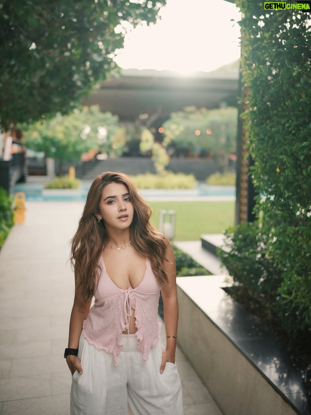 Roshni Walia - 238.6K Likes - Permanent vacation energy 🏝️
.
.
.
.
Shot by @mule_10_ 
Edited by @official.khushal.photography
