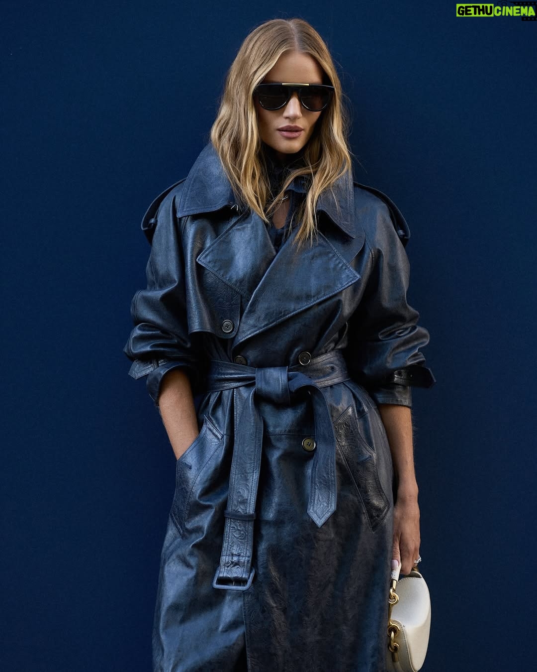 Rosie Huntington-Whiteley - 675.3K Likes - Wrapped up in timeless Burberry charm last night. Autumn’s here and the trench is still the ultimate icon. 🍂 [#AD]