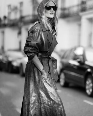 Rosie Huntington-Whiteley Instagram - Wrapped up in timeless Burberry charm last night. Autumn’s here and the trench is still the ultimate icon. 🍂 [#AD]