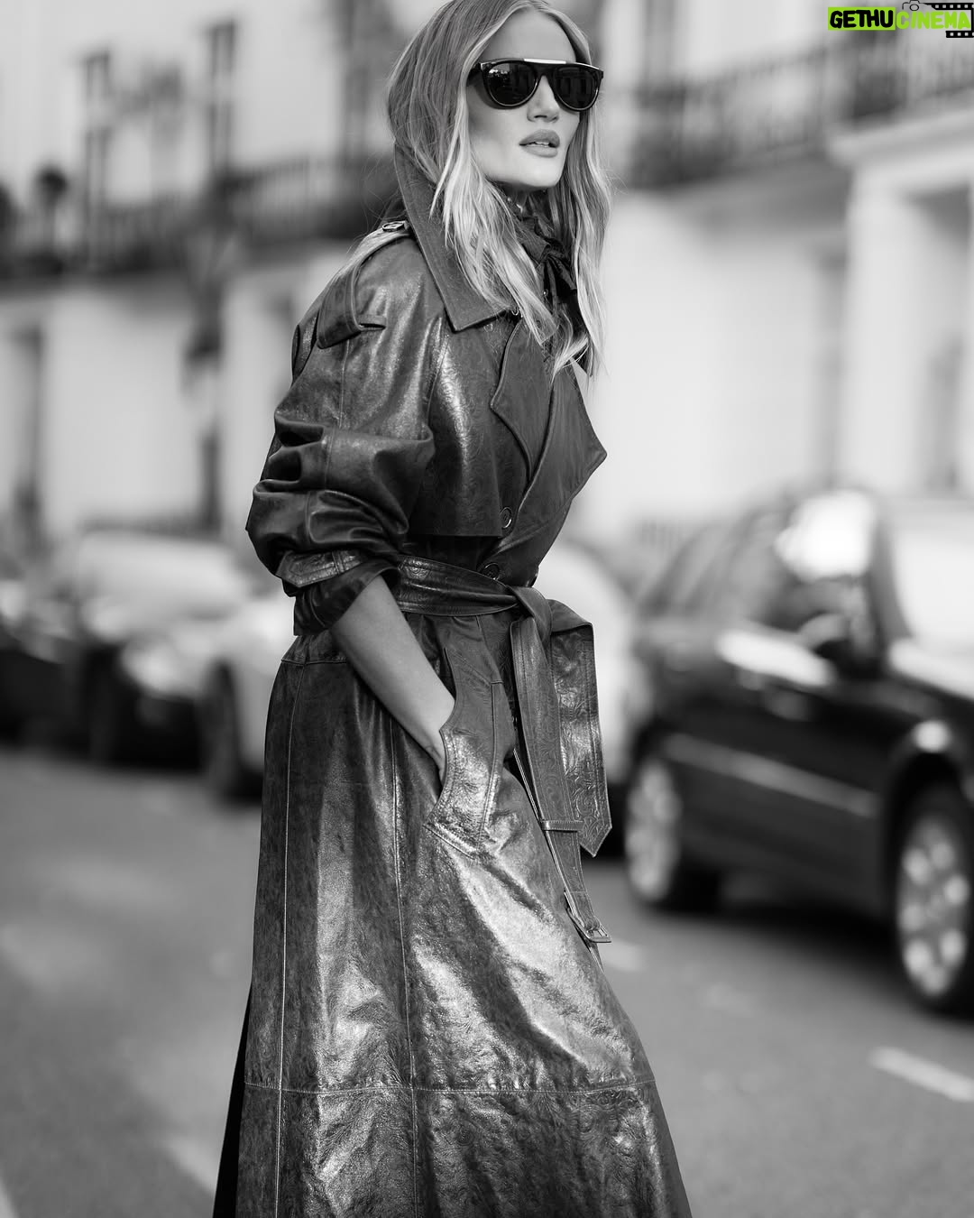 Rosie Huntington-Whiteley - 675.3K Likes - Wrapped up in timeless Burberry charm last night. Autumn’s here and the trench is still the ultimate icon. 🍂 [#AD]
