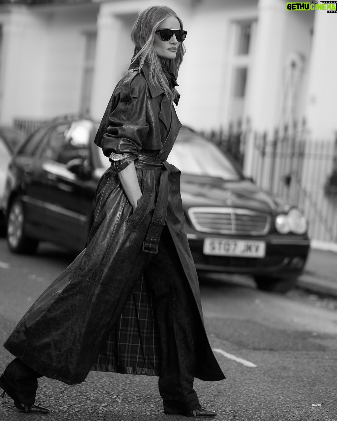 Rosie Huntington-Whiteley - 675.3K Likes - Wrapped up in timeless Burberry charm last night. Autumn’s here and the trench is still the ultimate icon. 🍂 [#AD]