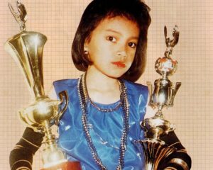 Rossa Instagram - Dear, Oca kecil…

Selamat hadir di dunia, kamu beruntung menjadi putri pertama Papa Mama,punya adik-adik yang luar biasa. Masa depan yang selalu kamu usahakan, alhamdulillah dikabulkan Allah.Kamu bisa menjadi penyanyi seperti cita-citamu. Doa Mama Papa agar selalu dipertemukan dengan orang-orang baik pun diijabah Allah.
Hidup yang tidak selalu indahpun,tidak terlalu sulit dilalui karena sekelilingmu adalah teman dan sahabat tulus yang membantu dan selalu ada.
Semoga selamanya bisa menjadi orang yang bersyukur dan dilindungi Allah.

Terimakasih untuk semua doa baik yang dipanjatkan untuk aku, beruntungnya aku bisa disayang dan dicintai kalian semua. Doa yang sama buat kamu juga ya.
Love you all