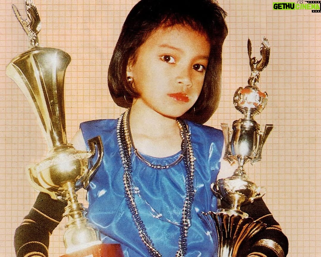 Rossa - 86.9K Likes - Dear, Oca kecil…

Selamat hadir di dunia, kamu beruntung menjadi putri pertama Papa Mama,punya adik-adik yang luar biasa. Masa depan yang selalu kamu usahakan, alhamdulillah dikabulkan Allah.Kamu bisa menjadi penyanyi seperti cita-citamu. Doa Mama Papa agar selalu dipertemukan dengan orang-orang baik pun diijabah Allah.
Hidup yang tidak selalu indahpun,tidak terlalu sulit dilalui karena sekelilingmu adalah teman dan sahabat tulus yang membantu dan selalu ada.
Semoga selamanya bisa menjadi orang yang bersyukur dan dilindungi Allah.

Terimakasih untuk semua doa baik yang dipanjatkan untuk aku, beruntungnya aku bisa disayang dan dicintai kalian semua. Doa yang sama buat kamu juga ya.
Love you all