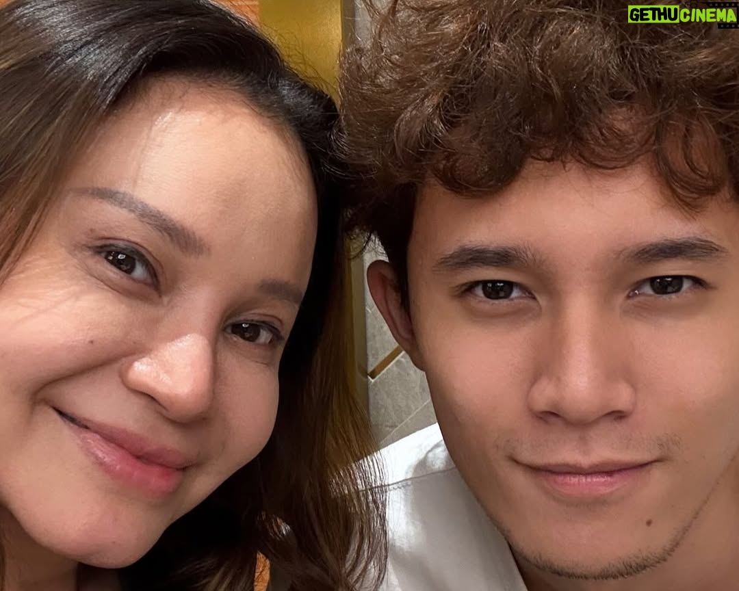 Rossa - 86.9K Likes - Dear, Oca kecil…

Selamat hadir di dunia, kamu beruntung menjadi putri pertama Papa Mama,punya adik-adik yang luar biasa. Masa depan yang selalu kamu usahakan, alhamdulillah dikabulkan Allah.Kamu bisa menjadi penyanyi seperti cita-citamu. Doa Mama Papa agar selalu dipertemukan dengan orang-orang baik pun diijabah Allah.
Hidup yang tidak selalu indahpun,tidak terlalu sulit dilalui karena sekelilingmu adalah teman dan sahabat tulus yang membantu dan selalu ada.
Semoga selamanya bisa menjadi orang yang bersyukur dan dilindungi Allah.

Terimakasih untuk semua doa baik yang dipanjatkan untuk aku, beruntungnya aku bisa disayang dan dicintai kalian semua. Doa yang sama buat kamu juga ya.
Love you all