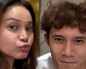 Rossa Instagram - Dear, Oca kecil…

Selamat hadir di dunia, kamu beruntung menjadi putri pertama Papa Mama,punya adik-adik yang luar biasa. Masa depan yang selalu kamu usahakan, alhamdulillah dikabulkan Allah.Kamu bisa menjadi penyanyi seperti cita-citamu. Doa Mama Papa agar selalu dipertemukan dengan orang-orang baik pun diijabah Allah.
Hidup yang tidak selalu indahpun,tidak terlalu sulit dilalui karena sekelilingmu adalah teman dan sahabat tulus yang membantu dan selalu ada.
Semoga selamanya bisa menjadi orang yang bersyukur dan dilindungi Allah.

Terimakasih untuk semua doa baik yang dipanjatkan untuk aku, beruntungnya aku bisa disayang dan dicintai kalian semua. Doa yang sama buat kamu juga ya.
Love you all