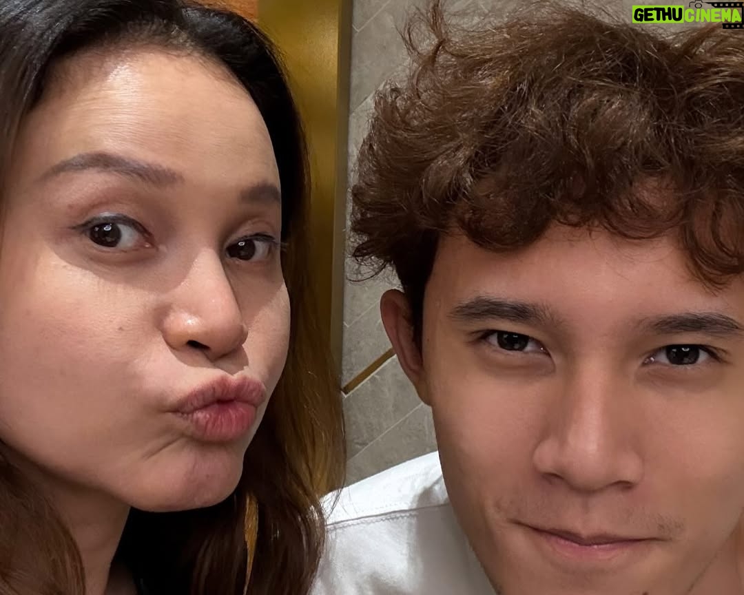 Rossa - 86.9K Likes - Dear, Oca kecil…

Selamat hadir di dunia, kamu beruntung menjadi putri pertama Papa Mama,punya adik-adik yang luar biasa. Masa depan yang selalu kamu usahakan, alhamdulillah dikabulkan Allah.Kamu bisa menjadi penyanyi seperti cita-citamu. Doa Mama Papa agar selalu dipertemukan dengan orang-orang baik pun diijabah Allah.
Hidup yang tidak selalu indahpun,tidak terlalu sulit dilalui karena sekelilingmu adalah teman dan sahabat tulus yang membantu dan selalu ada.
Semoga selamanya bisa menjadi orang yang bersyukur dan dilindungi Allah.

Terimakasih untuk semua doa baik yang dipanjatkan untuk aku, beruntungnya aku bisa disayang dan dicintai kalian semua. Doa yang sama buat kamu juga ya.
Love you all