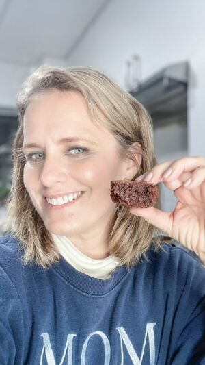 Rossana Fernández-Maldonado Instagram - Después de mi función de teatro muchas veces llego con la adrenalina a mil y no me puedo dormir 🤭✨. En esas horas de desvelo, me gusta meterme a la cocina y crear algo rico. Esta vez… ¡brownies caseros sin gluten! 🍫💛
Receta paso a paso:
1️⃣ Derretir 100 g de mantequilla junto con 100 g de chocolate cobertura.
2️⃣ Agregar 250 g de azúcar rubia y batir.
3️⃣ Incorporar 2 huevos y un chorrito de vainilla.
4️⃣ Agregar 100 g de premezcla sin gluten, 1 cdta de polvo de hornear y 30 g de cocoa en polvo.
5️⃣ Batir bien y poner en un molde enmantequillado con papel manteca en el fondo.
6️⃣ Al horno por 30 minutos… ¡y listo! 🤩
Un gustito nocturno que me hace feliz 😍. ¿Quién más cocina cuando no puede dormir?
La premezcla es un mix de harinas sin gluten que reemplazan a la harina de trigo. Si no tienes problema con el gluten puedes usar harina de trigo. Te dejo la receta que yo uso de premezcla:
En un bol pesa :
400 gr de maicena
300gr de fécula de yuca
300gr de harina de arroz
Mezcla bien , ponla en un envase hermético y escribe la fecha de vencimiento, y ¡listo!
#BrowniesCaseros
#SinGluten
#RecetasDeMadrugada
#DulceTentación