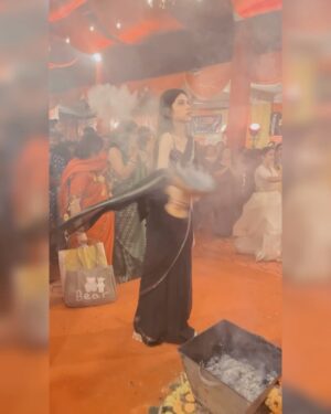 Ruchika Ahuja Instagram - Dugga Elo 🙏🏻🙇#foru #explore #durgapooja #duggamaa #dhunchidance #durgapuja #festive #festivevibes❤️