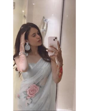 Ruchika Ahuja Instagram - 😍💞jawane janeman 😍💞#saree #sareelove❤️ #sareefashion #sareedraping #instagrammodel #foru #explorepage✨ #toppost #viralpost❤️ #saree #sareenotsorry #sareeofinstagaram #posesforgirls #faishongram 🥰