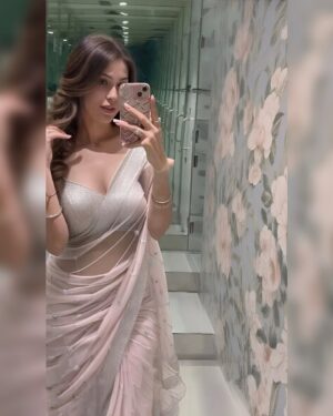 Ruchika Ahuja Instagram - 😍💞#foru #explorepage✨ #toppost #viralpost #sareelove❤️ #pinksaree #indiansaree #sareeinspiration #faishongram #mirrorselfie #sarees 🥰♥️