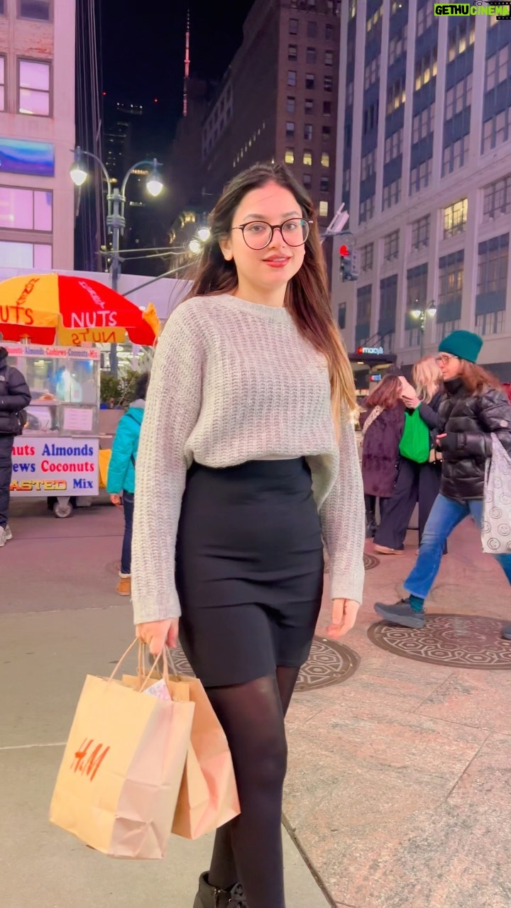 Ruhi Dhiman - 90.9K Likes - 🌟🎄🖤 @gururandhawa 
.
.

.
#trending #viral #reelkrofeelkro #viral #trendsong #punjabisong #todaynight #newyork #punjabi