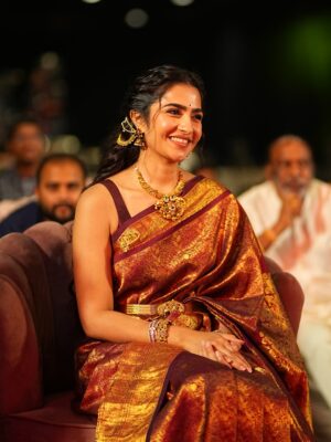 Rukmini Vasanth Instagram - Big love and gratitude to @pragathirishabshetty for curating all my looks through the promotions, each one beautifully carried a piece of Kanakavathi with it 🤎 
Thank you for being a creative force and a confidant through this journey 🥰

Stylist - @pragathirishabshetty
Outfit - @houseofpragathishetty 
Photographer - @vijeth_kundapura
Styling team - @namratha_madhusudan
Saree draper - @sapna_beauty_and_beyond
Hair - @chakrapu.madhu & @yashdeeps7 
Makeup - @makeupbyabhilasha
Jewellery - @thespatika