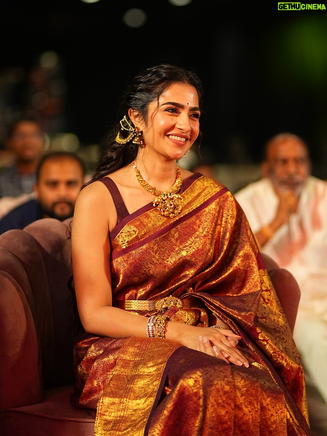 Rukmini Vasanth - 1 Million Likes - Big love and gratitude to @pragathirishabshetty for curating all my looks through the promotions, each one beautifully carried a piece of Kanakavathi with it 🤎 
Thank you for being a creative force and a confidant through this journey 🥰

Stylist - @pragathirishabshetty
Outfit - @houseofpragathishetty 
Photographer - @vijeth_kundapura
Styling team - @namratha_madhusudan
Saree draper - @sapna_beauty_and_beyond
Hair - @chakrapu.madhu & @yashdeeps7 
Makeup - @makeupbyabhilasha
Jewellery - @thespatika