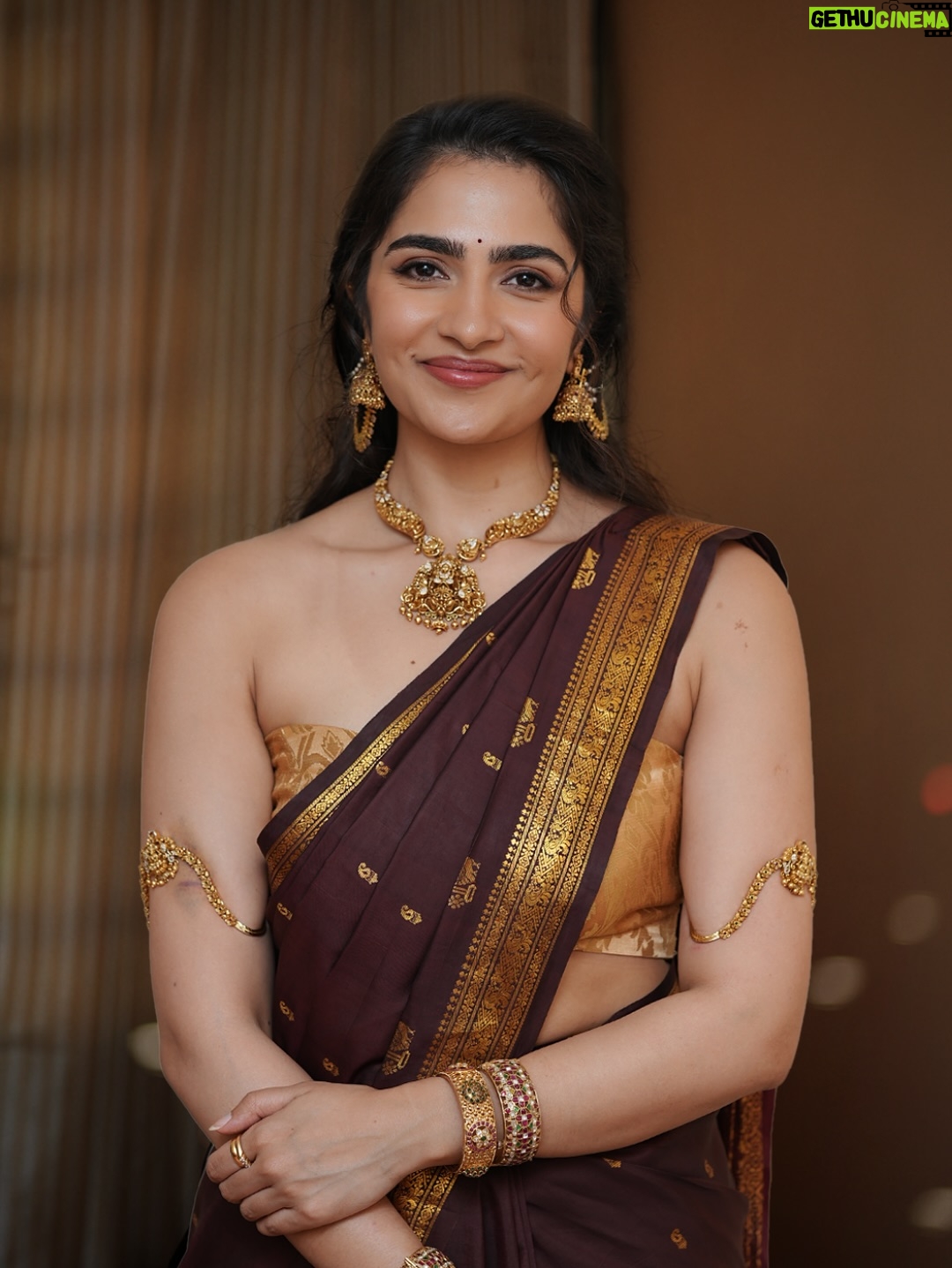 Rukmini Vasanth - 1 Million Likes - Big love and gratitude to @pragathirishabshetty for curating all my looks through the promotions, each one beautifully carried a piece of Kanakavathi with it 🤎 
Thank you for being a creative force and a confidant through this journey 🥰

Stylist - @pragathirishabshetty
Outfit - @houseofpragathishetty 
Photographer - @vijeth_kundapura
Styling team - @namratha_madhusudan
Saree draper - @sapna_beauty_and_beyond
Hair - @chakrapu.madhu & @yashdeeps7 
Makeup - @makeupbyabhilasha
Jewellery - @thespatika