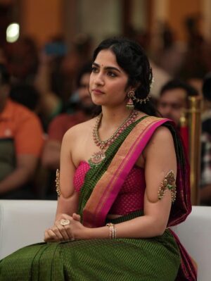 Rukmini Vasanth Instagram - Big love and gratitude to @pragathirishabshetty for curating all my looks through the promotions, each one beautifully carried a piece of Kanakavathi with it 🤎 
Thank you for being a creative force and a confidant through this journey 🥰

Stylist - @pragathirishabshetty
Outfit - @houseofpragathishetty 
Photographer - @vijeth_kundapura
Styling team - @namratha_madhusudan
Saree draper - @sapna_beauty_and_beyond
Hair - @chakrapu.madhu & @yashdeeps7 
Makeup - @makeupbyabhilasha
Jewellery - @thespatika