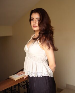 Rukshar Dhillon Instagram - Punjabi lyrics in an Ed Sheeran song hit differently🥰💥
📸 - @pranil_chintewar