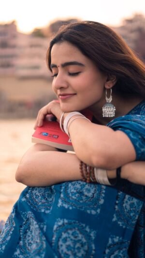 Rukshar Dhillon Instagram - Kahaan tair ke chali kya pata?😛
But exploring Banaras in a sari is a whole vibe🥰
📸- @arri_films_