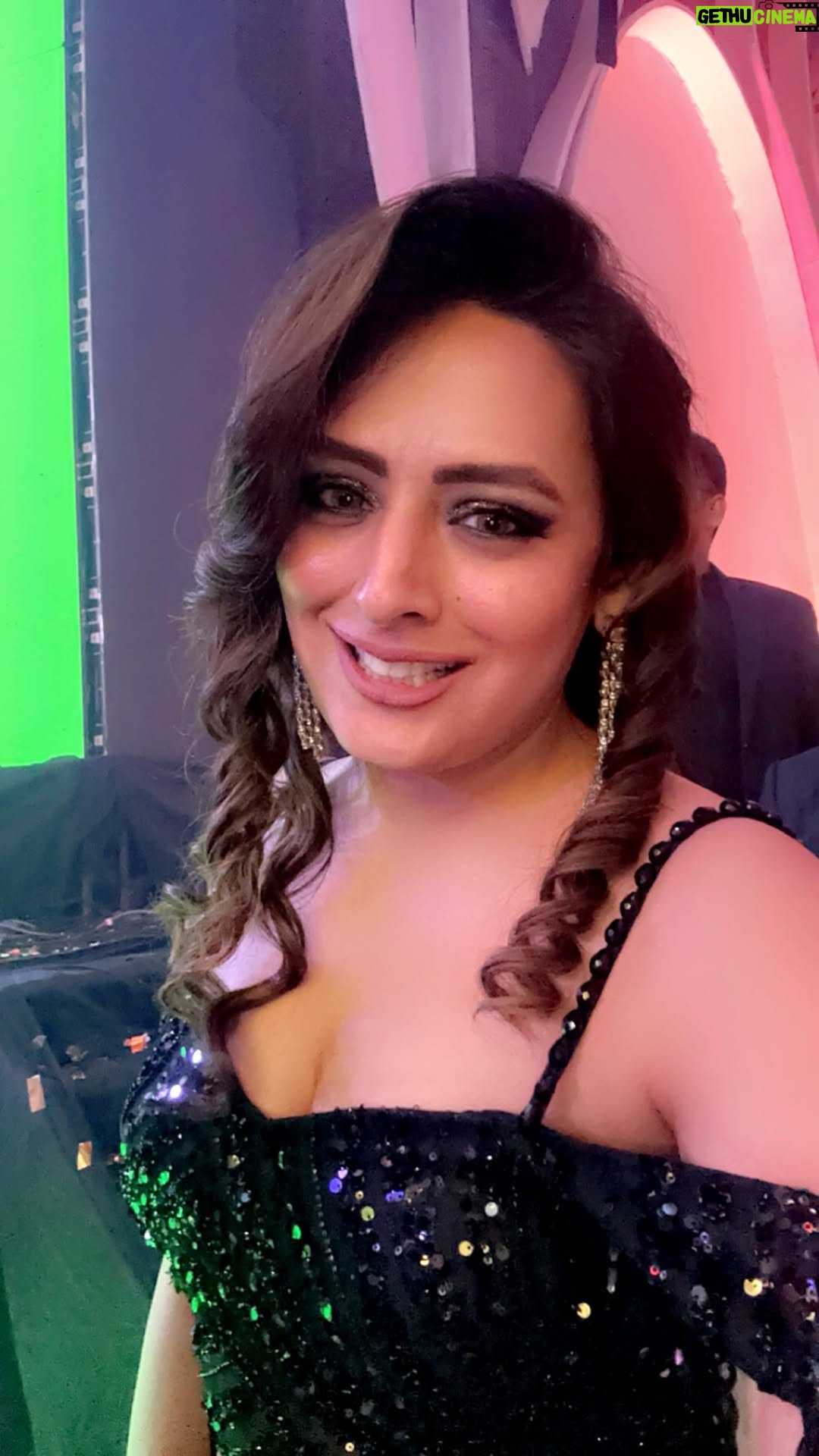 Rupa Khurana - 8K Likes - Stealing some dance inspiration from Lord Bobby Groovin’ with the best! 💃🔥 #LordBobbyMove 
@iambobbydeol