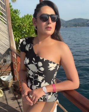 Rupa Khurana Instagram - Not your typical beach view…
A little sun ☀️ a little sass 💁🏻♀️ and a whole lot of DAMN 🤘🏼
Keep staring 👀 I like the attention 😍
@yonabeach #PhuketVibes #IslandQueen #TropicalGlow #BeachBabe #SunsetSlay #PoolsidePerfection #TravelInStyle #SunkissedSkin #OceanMood