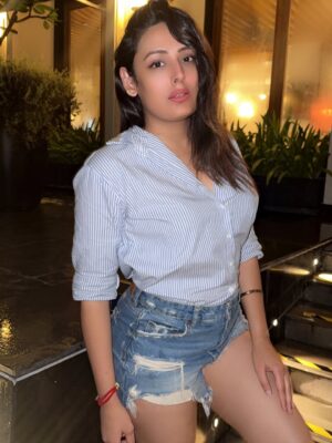 Rupa Khurana Instagram - True aesthetic isn’t surface-level... follow it till the edge.. where chaos turns to calm and beauty becomes meaning
#aestheticsoul #vibe #details #edge