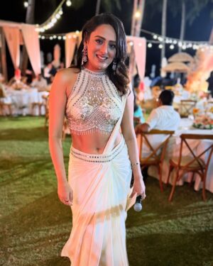 Rupa Khurana Instagram - Tell me—what’s your favorite part of this look? ⬇️💫
Styled by @stylist_enna
Outfit by @mauvestory
#goldenglow #eleganceredefined #sareenotsaree