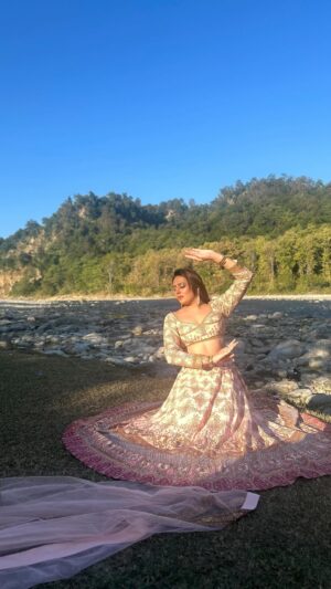 Rupa Khurana Instagram - š„ Trending Pahari Song šļø
#rupakhurana #uttarakhand #thumakthumak #trending #viralvideos #pahari