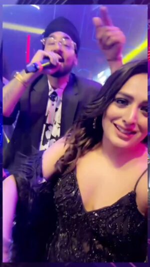 Rupa Khurana Instagram - When the vibe is electric and the crowd goes la la! š¤ā”ļø Hosting a night of unstoppable energy, beats, and pure thrill with the incredible @manjmusik
@katalystworld
This is what unforgettable feels like! š„ #ShowHostVibes #ManjMusic #HighOnEnergy #RupaKhuranaLive #rupakhurana