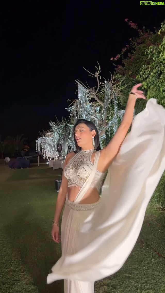 Rupa Khurana - 8.4K Likes - इक रात वो गया था जहाँ बात रोक के
अब तक रुका हुआ हूँ वहीं रात रोक के
🕊️🕊️