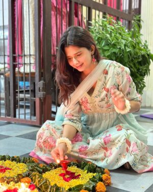 Rupal Yadav Instagram - wishing you joy and peace, happy diwali ☺️✨🪔