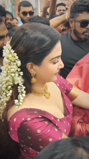 Rupinder Kaur Dhaliwal Instagram - #punjabisongs #punjabisongs #punjabi #bollywoodsongs #reels #veedmusic #bollywood #🎤 #gurlal #mumbaifoodie