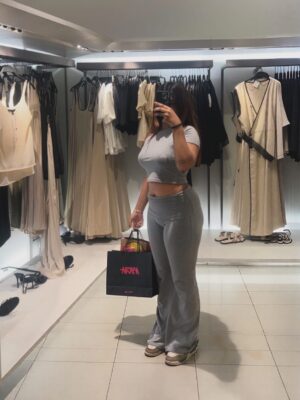 Rutuja Kamble Instagram - 🤎👜