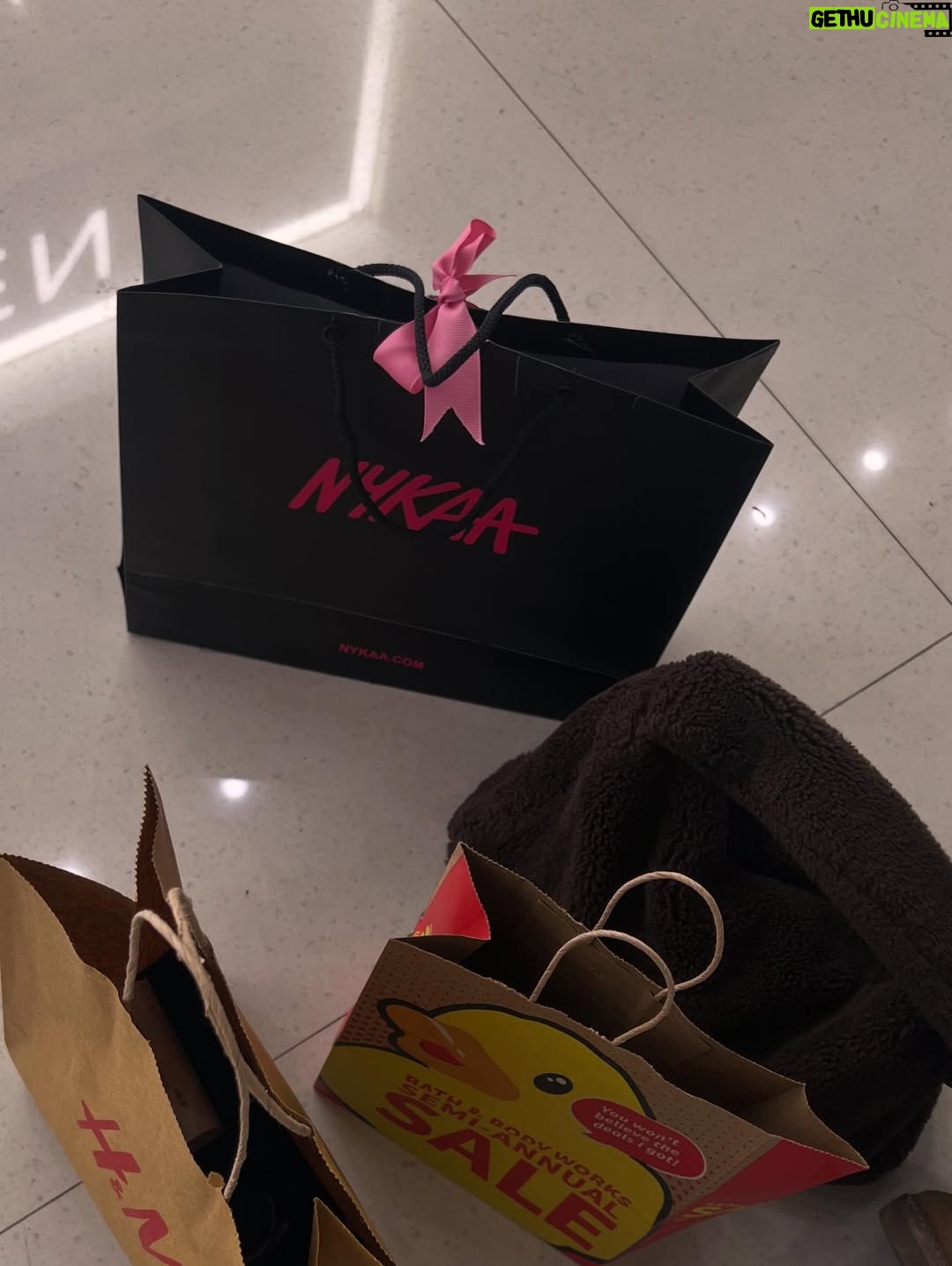 Rutuja Kamble - 4.5K Likes - 🤎👜