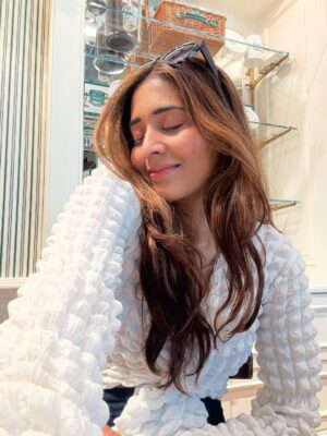 Rutvi Bhatt Instagram - Big cities, good coffee & fresh baked goods = my happy place 🫶💛✨