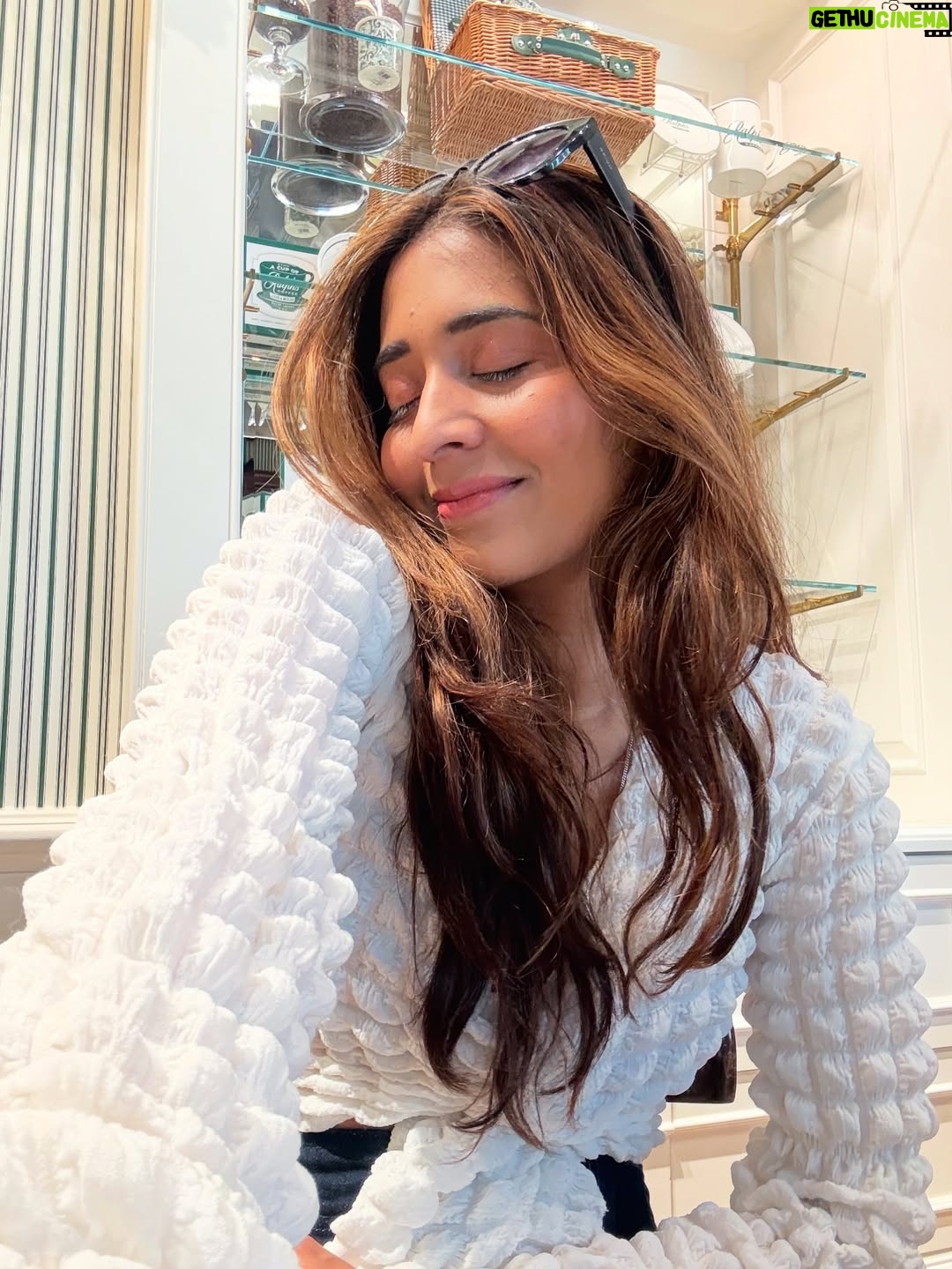 Rutvi Bhatt - 1K Likes - Big cities, good coffee & fresh baked goods = my happy place 🫶💛✨