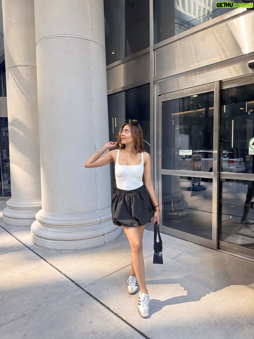 Rutvi Bhatt - 1K Likes - Big cities, good coffee & fresh baked goods = my happy place 🫶💛✨