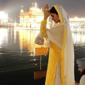 Rweehma Roy Instagram - ਦੀਪ ਕਹਿੰਦਾ ਸੀ ਕਿ ਆਪਾਂ ਗੁਰੂ ਸਾਹਿਬ ਨੂੰ ਸਫਾਈ ਦੇਣੀ ਕੋਈ ਸੰਸਾਰੀ ਬੰਦਾ ਸਾਡੇ ਬਾਰੇ ਕੀ ਬੋਲਦਾ!ਸਾਨੂੰ ਪਰਵਾਹ ਨਹੀਂ ਕਰਨੀ ਚਾਹੀਦੀ।ਜਦੋਂ ਕੋਈ ਤੁਹਾਡਾ ਵਿਰੋਧ ਕਰੇ ਕੋਈ ਨਾਲ ਨਾ ਖੜਾ ਹੋਵੇ ।ਉਸ ਸਮੇਂ ਗੁਰੂ ਸਾਹਿਬ ਕੋਲ ਜਾਵੋ।ਉਹ ਤੁਹਾਨੂੰ ਰਾਹ ਦਿਖਾਉਣਗੇ ।ਗੁਰੂ ਸਾਹਿਬ ਕੋਲੋੰ ਰੌਸ਼ਨੀ ਪ੍ਰਾਪਤ ਕਰਕੇ ਦੀਪ ਦੇ ਸੁਪਨੇ ਪੂਰੇ ਕਰਨ ਲਈ ਤੁਰਦੀ ਰਹਾਂਗੀ। ਭਾਵੇਂ ਸਾਰੀ ਦੁਨੀਆਂ ਮੇਰੇ ਵਿਰੁਧ ਕਿਉਂ ਨਾ ਹੋ ਜਾਵੇ।ਮੇਰਾ ਦੀਪ ਅਤੇ ਮੇਰੇ ਗੁਰੂ ਸਾਹਿਬ ਮੇਰੇ ਨਾਲ ਹਨ। ਦੀਪ ਸਭ ਨੂੰ ਪਿਆਰ ਕਰਦਾ ਸੀ। ਦੀਪ ਪੰਜਾਬ ਦੀ ਫਿਕਰ ਕਰਦਾ ਸੀ। ਹਰ ਇੱਕ ਬੰਦਾ ਜੋ ਵੀ ਪੰਜਾਬ ਦੇ ਭਲੇ ਲਈ ਕੰਮ ਕਰਦਾ ਸੀ। ਦੀਪ ਉਹਦੀ ਵੀ ਸਿਫਤ ਕਰਦਾ ਸੀ। ਮੈਨੂੰ ਸਿੱਖੀ ਬਾਰੇ ਬਹੁਤਾ ਨਹੀਂ ਪਤਾ ਪਰ ਦੀਪ ਨੇ ਜੋ ਸਿਖਾਇਆ ਉਹ ਯਾਦ ਹੈ।
ਹੁਣ ਤੁਸੀਂ ਚੰਗਾ ਕਹੋ ਜਾਂ ਮਾੜਾ ।ਪਰ ਮੇਰੇ ਲਈ ਦੀਪ ਦੇ ਸੁਪਨੇ ਮੇਰੇ ਸੁਪਨੇ ਹਨ।ਦੀਪ ਦਾ ਰਾਹ ਹੁਣ ਮੇਰਾ ਰਾਹ ਹੈ। ਦੀਪ ਕਿਤੇ ਨਹੀਂ ਗਿਆ ਮੈਂ ਹਮੇਸ਼ਾ ਦੀਪ ਨੂੰ ਮਹਿਸੂਸ ਕਰਦੀ ਹਾਂ । ਦੀਪ ਮੈਨੂੰ ਪੰਜਾਬ ਵਿੱਚੋਂ ਦਿਖਾਈ ਦਿੰਦਾ ਹੈ।
Reena Rai